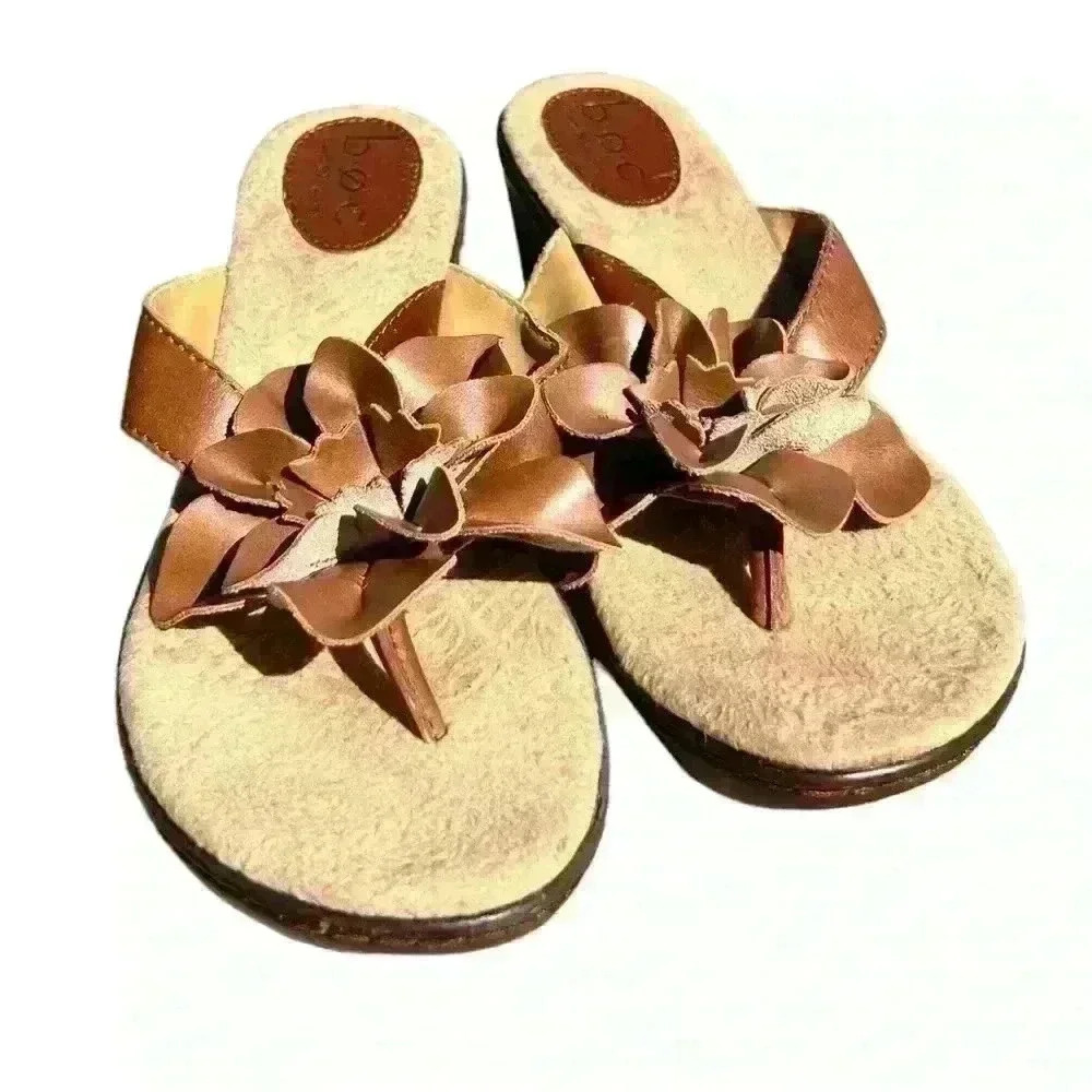 Børn b.o.c Womens Size 8 Wedge Sandals Leather Brown Flower Shoes Thong Preowned - Picture 5 of 6